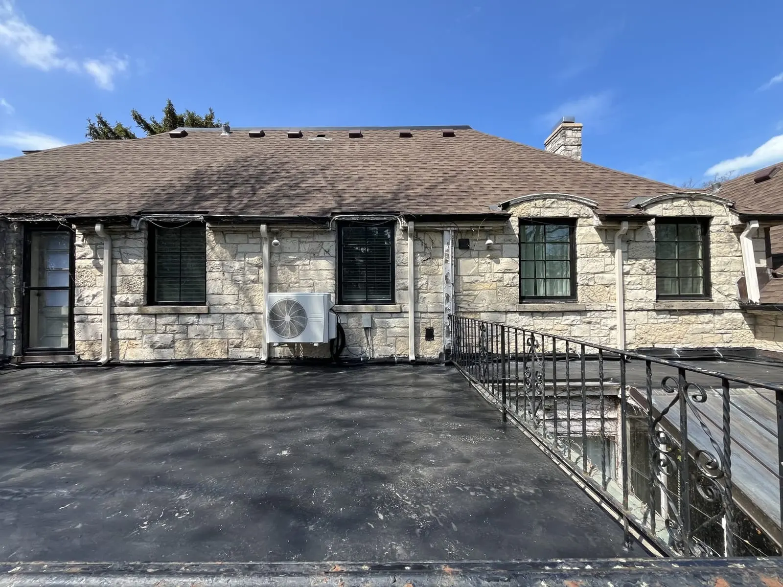Winnetka Estate · Flat Roof Silicone Coating, photo 1